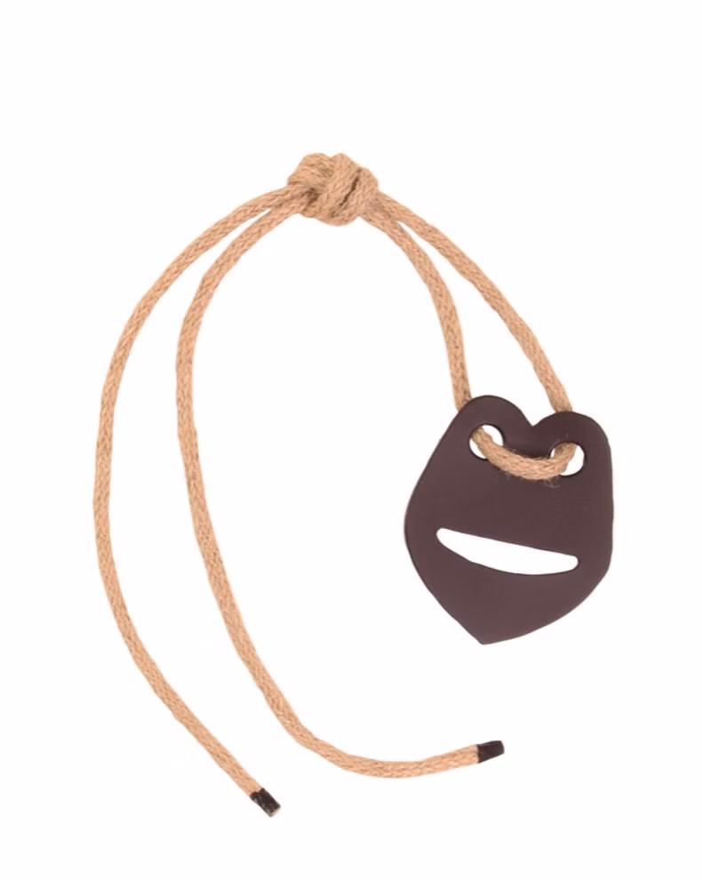 Spielzeugmanufaktur VAH Schwerthänger Kuno Recyclingleder_34140 Der Schwerthänger Kuno Recyclingleder von der Spielzeugmanufaktur VAH ist ein brauner flacher Anhänger mit zwei Löchern und einer braunen Kordel die oben geknotet ist auf weißem Hintergrund.