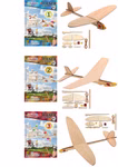 Der Kids at Work Balsaflieger 3 Bausatz enthält drei Modellflugzeug-Bausätze jeweils mit illustrierter Verpackung Holzteilen Gummibändern Propellern und einzigartigen fertigen Flugzeugen mit unterschiedlichen Flügel- und Leitwerksdesigns.