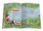Eine Doppelseite aus "VORHANG AUF Heft 143 Raus gehen!" vom Waldow Verlag zeigt einen Jungen in rotem Hemd und blauen Shorts der sich auf einem Baum ausruht mit "INHALT" in roter Schrift und dem deutschen Inhaltsverzeichnis über beide Seiten.