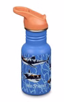 Die Klean Kanteen Trinkflasche Shark in Shades (355 ml) ist eine blaue Wasserflasche mit einem pfirsichfarbenen Deckel auf dem Haie mit Sonnenbrillen auf einem gewellten blauen Hintergrund schwimmen.
