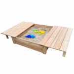Quadratischer Sandkasten aus hellem, natürlichem Lärchenholz mit offenem, flachem Holzdeckel und Sand mit Spielzeug. 