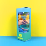 Eine bunte Mischung aus zwölf Luftballons mit dem Aufdruck Happy Birthday, präsentiert in einer illustrierten Geschenkbox.