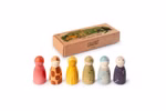 Grapat The Animal Crew Sechs hölzerne Spielfiguren in Form von Menschen, die als verschiedene Tiere bemalt sind und im Kreis stehen, vor der Verpackung.
