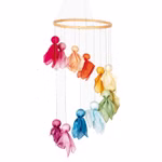 Das Filges Bastelset Feenreigen H 50 cm ist ein farbenfrohes Mobile mit Stoffpuppen in verschiedenen Farben die spiralförmig auf einem Holzring angeordnet sind und vor einem weißen Hintergrund stehen.