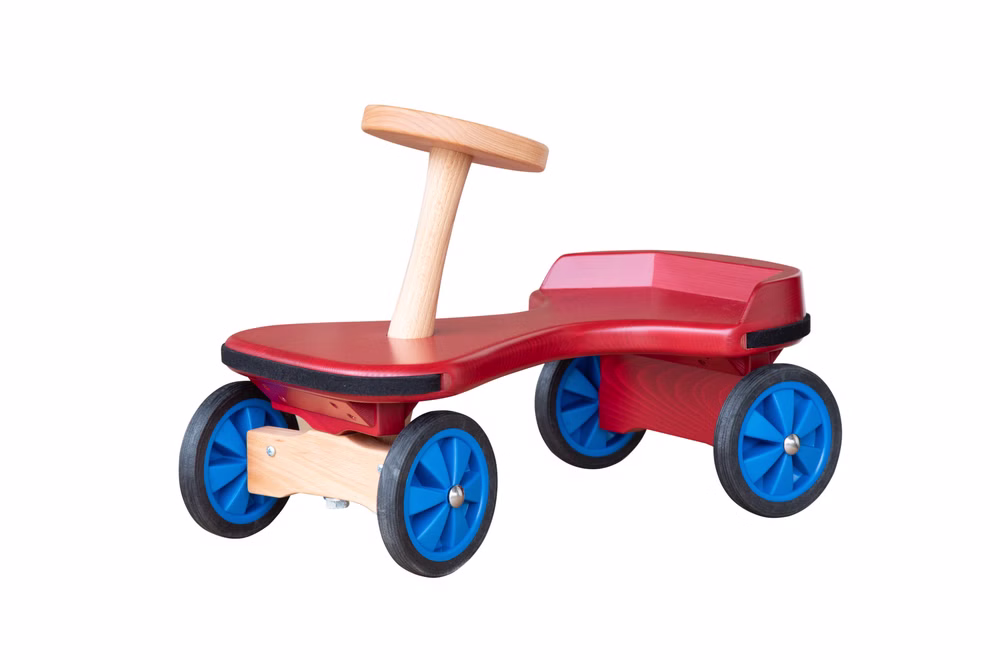 Lautenbach Zimmerauto rot rot_2226 Das Lautenbach Zimmerauto rot rot ist ein rotes Holzspielzeugauto für Kleinkinder mit einem Lenker aus Naturholz blauen Rädern und einem leicht erhöhten Rücksitz zur Unterstützung.