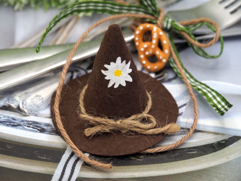 Oktoberfest Mini Hüte Set - 12 Stück Bayrische Filzhütchen Als Tischdeko