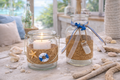 Vase und Windlicht aus Glas – dekoriert maritim mit Anker, Rettungsring, Seestern und Naturmaterialien im Beachhouse-Stil 2