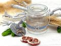 Zwei Windlichter mit Metallhenkel & bayrischem Dekor – mit Brezel, Edelweiß & Karoband in Blau Weiß 5