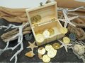 25 glänzende Deko-Goldmünzen in Holz-Schatztruhe – perfekt für Piratenpartys & zum Basteln 4