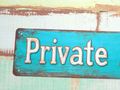 Blechschild mit Aufschrift ‚Private Beach‘ in weißer Schrift Türkis Blau Hintergrund als Geschenkidee 3