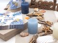 Muscheln Seesterne Sand und blaue Kerzen eignen sich hervorragend als Tischdeko für Beachparty 2