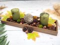 Herbstdeko Tablett aus Holz dekoriert mit Kerzen, Streudeko und einem Igel als Tischdekoration 2