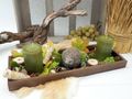 Herbstliches Deko-Tablett aus Holz mit grünen Kerzen, Igel-Figur, Blättern, Eicheln und Naturmaterialien – stimmungsvolle Tischdekoration 2