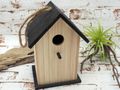 Vogelhaus aus Holz mit schwarzem Dach und Futterklappe als Futterplatz, Heim und Nistkasten 4