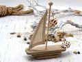 Deko Segelschiff aus Holz mit Leinensegel und Muschelkette als maritime Dekoration 2