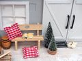 Wichtel & Puppenhaus Zubehör - Sitzbank aus Holz mit karierten zwei Kissen und Kunstschnee  3