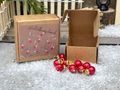 Wichtel Zubehör Weihnachtsbaum mit Miniatur Christbaumkugeln in Rot und LED Lichterkette in kleinen Kartons 3