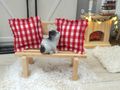Miniatur Wichtel Zubehör Set für Puppenhaus mit Holzbank, Kissen & Katze – 4-teilig 3