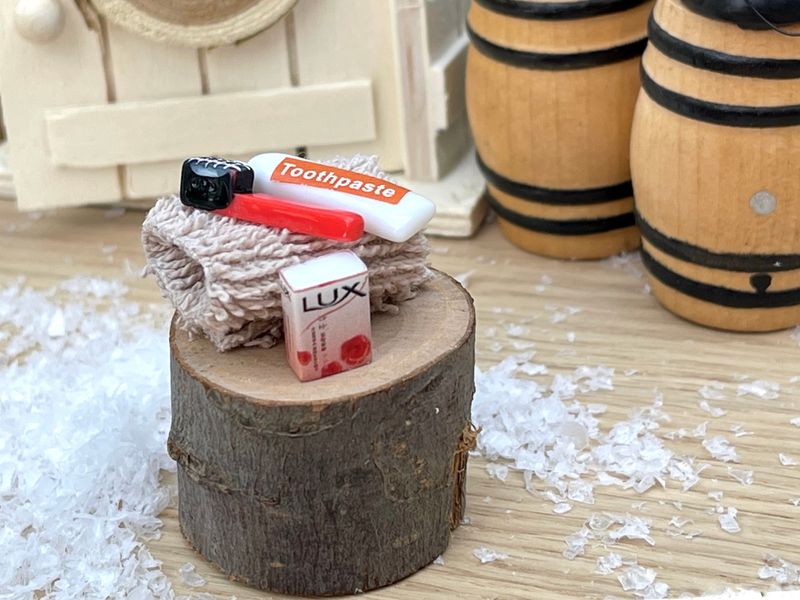HERZWILD Wichtel Accessories: Set Di Accessori Da Bagno In Miniatura Per Porta Wichtel, Decorazione Natalizia E Casa Delle Bambole. Mini Dentifricio, Spazzolino E Carta Igienica