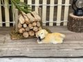 Der kleine Miniatur-Holzstapel besteht aus kleinen Hölzern, die mit Kleber fixiert sind 4