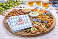 Oktoberfest-Servietten mit der bayerischen Raute, einem Brezel-Motiv und Schriftzug 