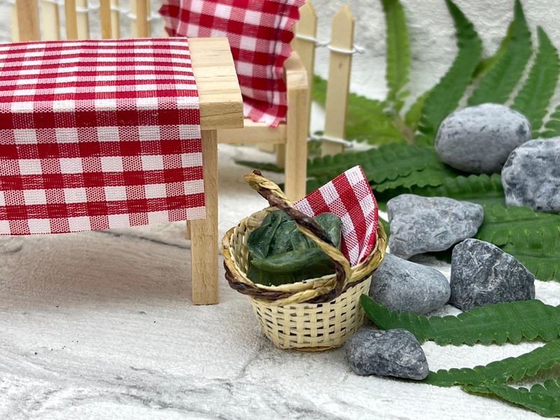 Wichtel Zubehör Körbchen Korb Salat Weihnachten Miniatur Puppenhaus 3,5 cm