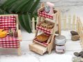 Wichtel oder Puppenhaus Miniatur Regal mit: Küchenmaschine, Nudelholz, Kuchen, Kekse und Keksdose  2