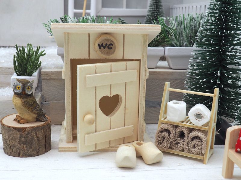 Miniatur Toilettenhäuschen Für Wichtel - Mit 4 Rollen Toilettenpapier