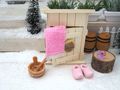 Wichtel Zubehör Wellness Sauna Aufguss Eimer Kelle Thermometer Pink Handtuch Holzschuhe Badeente 2