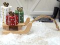 Puppenhaus und Wichtel Zubehör Miniatur Holzschlitten mit drei bunt bemalten Geschenken aus Holz 3