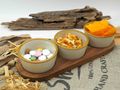Servierset mit Tablett aus Holz und 3 runden Keramikschalen in Creme für Snacks Vorspeisen & Tapas 2
