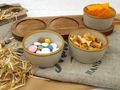 4-teiliges Schalen-Set mit Holzbrett – Keramik-Dip-Schalen auf Akazienholz-Tablett – für Snacks Dips & Tapas 4