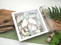 Handgemachte Geldgeschenk-Box von Zauberdeko mit Motiv „Boho Hochzeit im Wald“ und Miniaturpaar, Blumen & Klammer 7