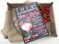 Deko Metallschild mit ein Glas Wild Berry Lillet , umgeben von saftigen Beeren Früchten sowie Cocktailrezept 2