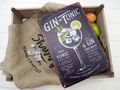 Deko Metallschild mit ein Glas Gin mit Eis, umgeben von saftigen Limetten und Minze sowie Cocktailrezept 2