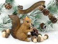 Naturgetreue Eichhörnchen mit Nuss aus Polyresin – süße Herbst- und Weihnachtsdeko im Waldstil Outdoor  5