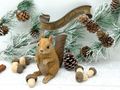 Naturgetreue Eichhörnchen aus Polyresin – süße Herbst- und Weihnachtsdeko im Waldstil Outdoor  9