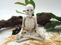 Skelett Deko Figur Yoga im Lotussitz Herbst Halloween Tischdeko 13cm Hoch 6