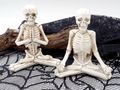 Skelett Deko Figur Yoga Betend im Lotussitz Herbst Halloween Tischdeko 13cm Hoch 2