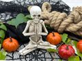 Skelett Deko Figur Yoga Betend im Lotussitz Herbst Halloween Tischdeko 13cm Hoch 4