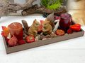 Herbst Deko Tablett in Braun aus Holz mit Kerzen, Eichhörnchen Figuren & Streudeko 3