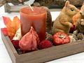 Herbstdeko-Tablett mit Kerzen Marone und Dunkelrot, Eichhörnchen Figuren & Streudeko 4