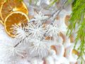 Künstlicher Zweig in Weiß mit Glitzer-Blüten – für Weihnachtsdeko, Kränze, Tischgestecke und Adventskranz-Gestaltung 2