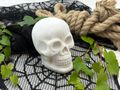 Totenkopf Deko mit Samtüberzug – 7 × 10,5 × 9,5 cm, aus Polyresin in Weiß 9