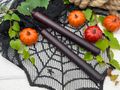 Zwei Kerzen in Dunkel-Bordeaux – mit blutrotem Wachs-Effekt beim Abbrenneni für Halloween, Gothic-Deko & gruselige, mystische Szenen 2