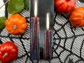 Zwe Stabkerzen aus Paraffinwachs, tropfend mit blutrotem Wachs – perfekte Halloween- und Gothic-Deko 4