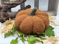 Deko Kürbis mit eine weiche, plüschige Textur in Braun für Herbst, Hochzeit, Halloween, Erntedank, Feiern, Events & Schaufensterdekoration 5