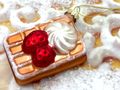 Ein Christbaumschmuck Waffel mit Erdbeeren, Sahne und Puderzucker aus Glas 4