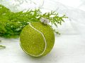 Christbaumschmuck Tennisball Baumhänger aus Glas mit Aufhänger Weihnachtsbaum in Grün mit Glitzer 2