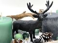 Adventsdeko Tablett Holz Hirsch, 4 Kerzen in Grün & Anthrazit und winterlicher Streudeko – modernes Adventsgesteck  3